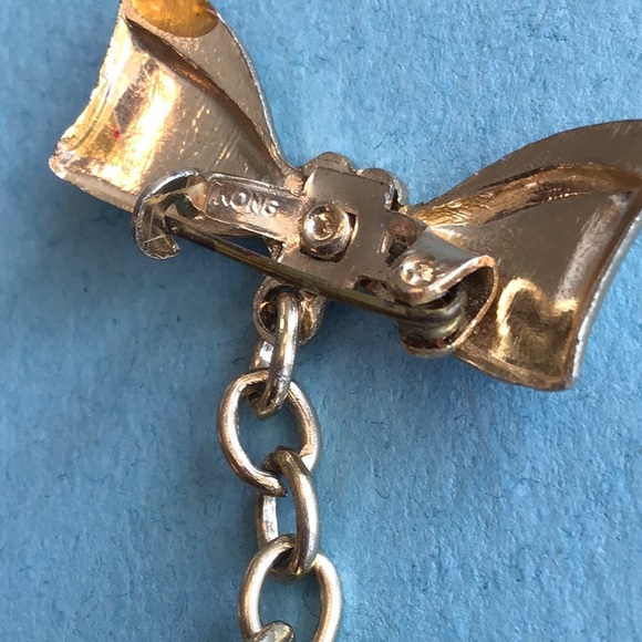 Hong Kong Lucky Green peacock suspended from bow pin brooch VINTAGE - Picture 3 of 4